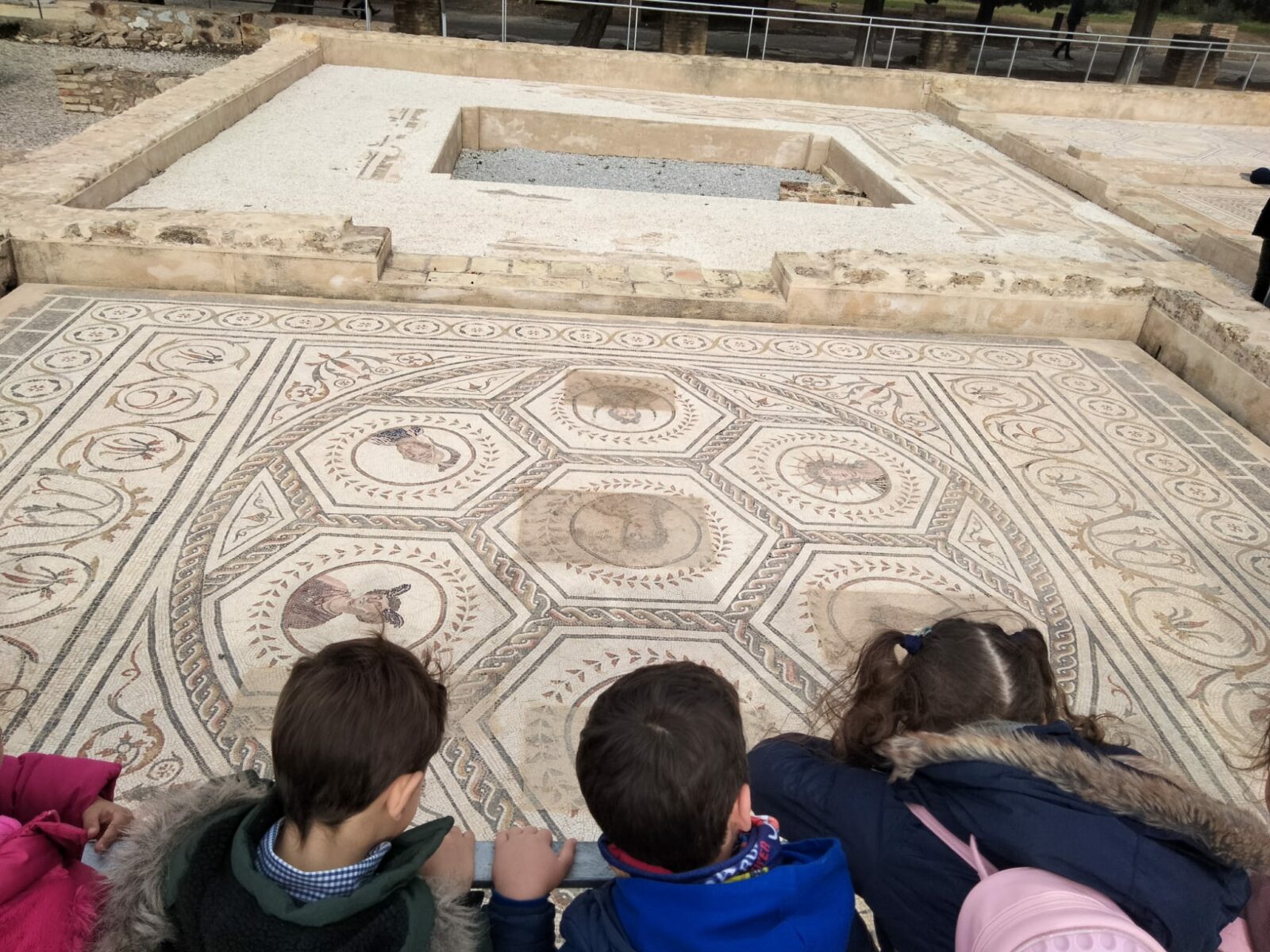 Itálica con niños desde Sevilla
