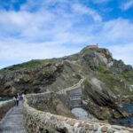 Vista de Gaztelugatxe durante una escapada romántica slow en el País Vasco