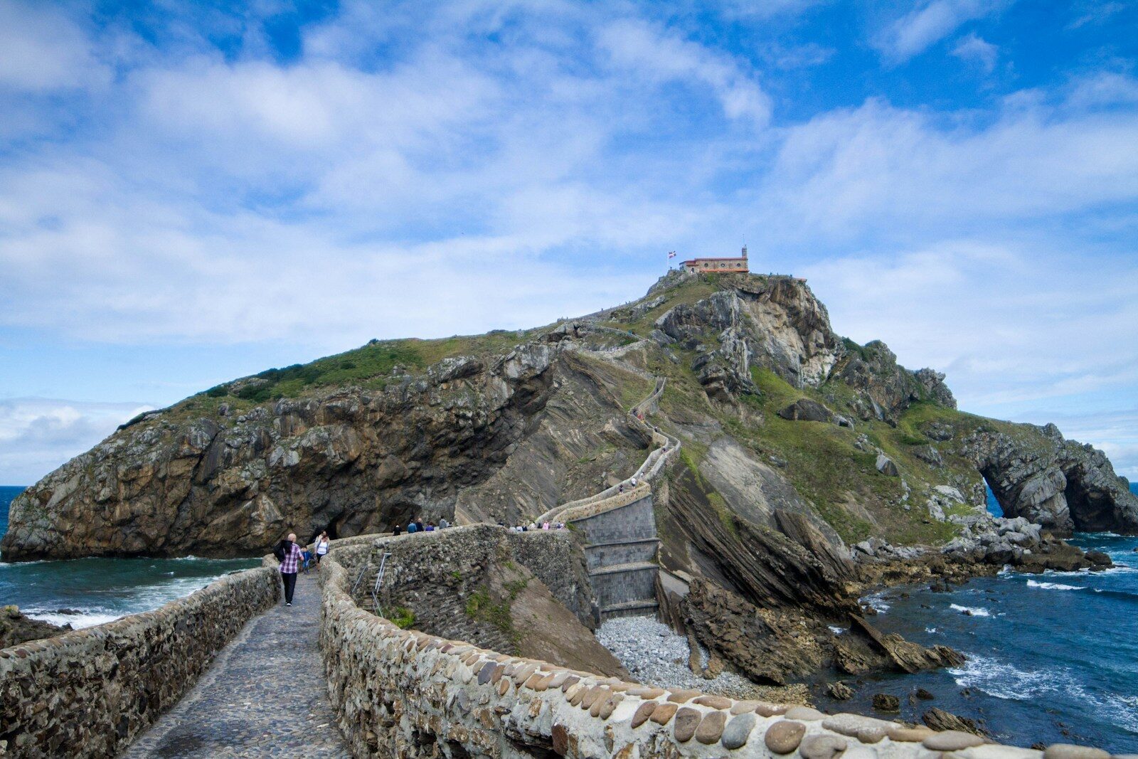 Vista de Gaztelugatxe durante una escapada romántica slow en el País Vasco