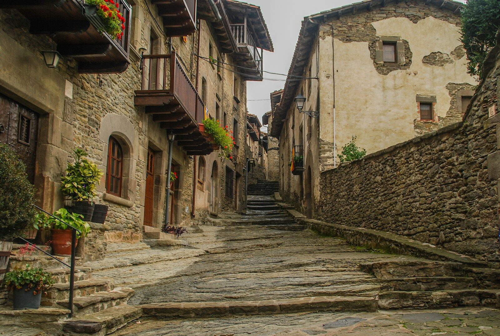 escapada romántica de una noche a Rupit desde Barcelona pueblo medieval puente