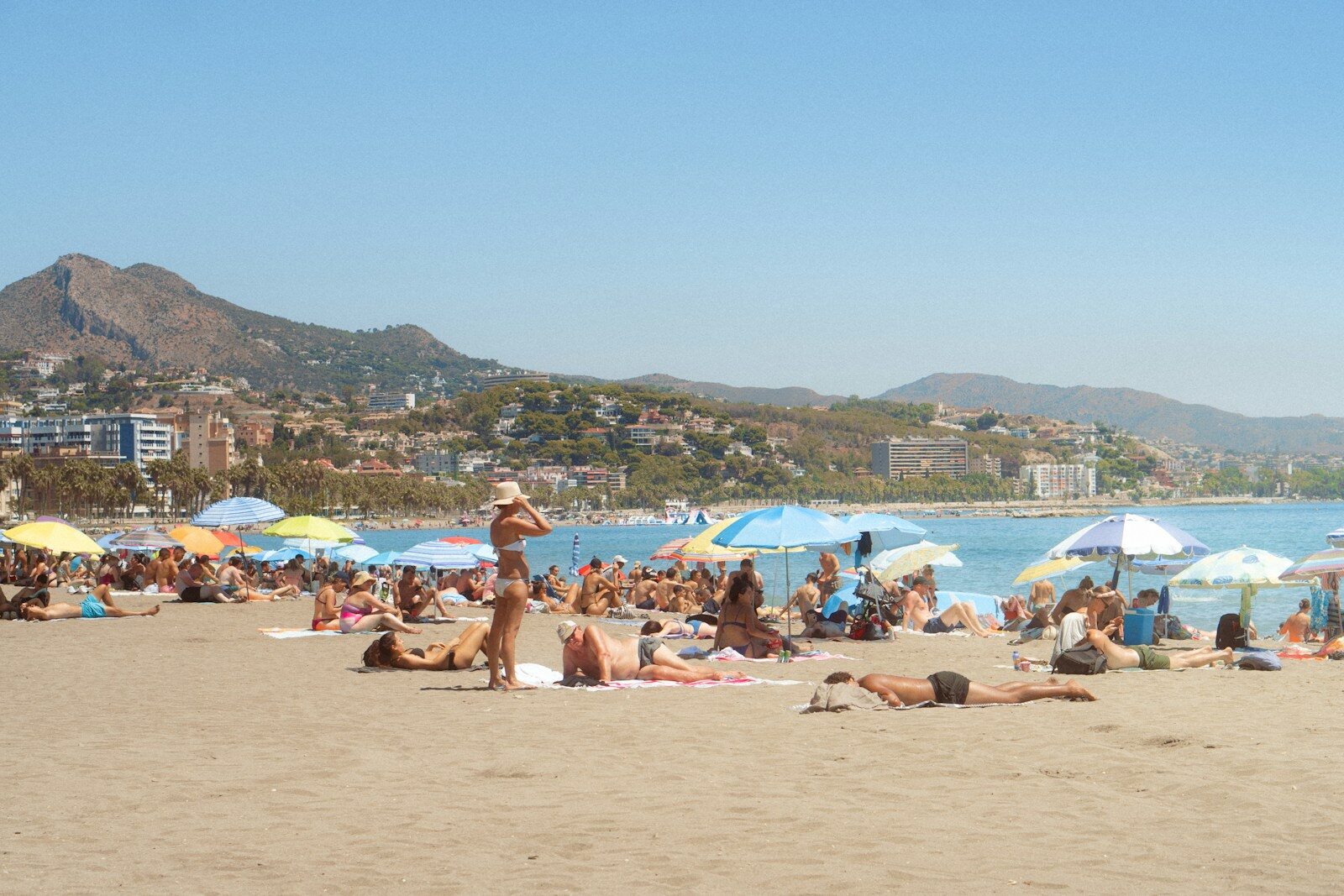 escapada con niños a Nerja desde Málaga fin de semana cuevas playa familia