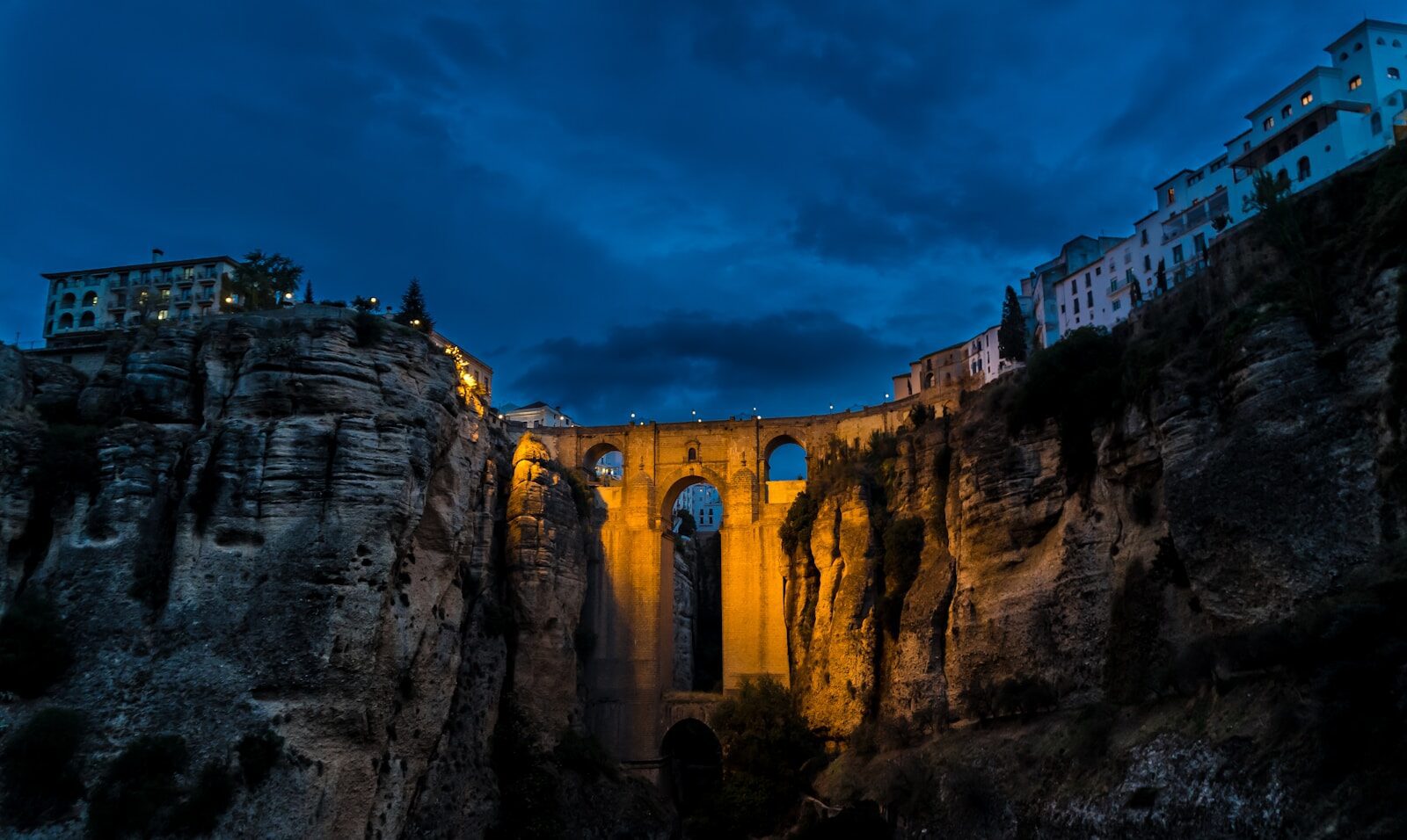 escapada romántica de una noche a Ronda desde Málaga tajo puente Nuevo pareja